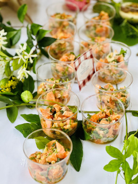 Verrine de saumon fumé maison, pignons, roquette