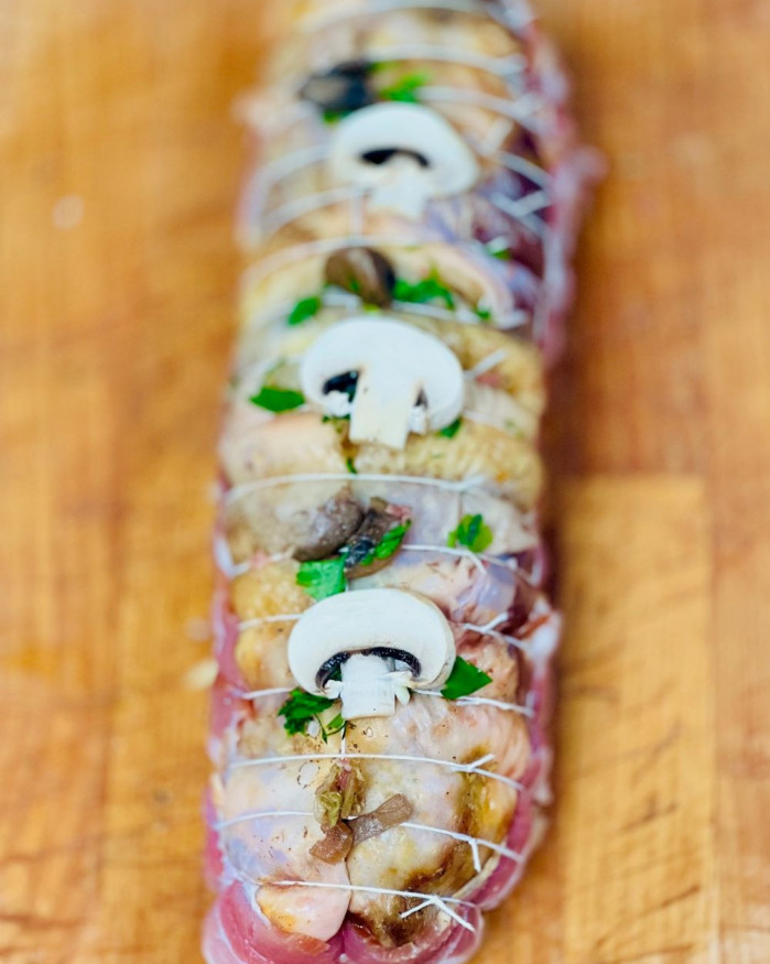 Pintade désossée en rôti, farce forestière CRUE