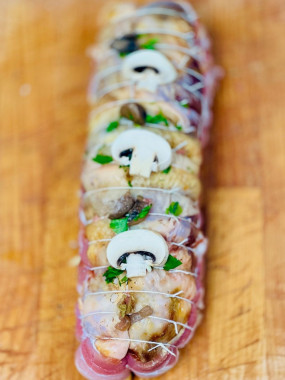 Pintade désossée en rôti, farce forestière CRUE