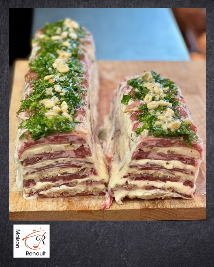 Millefeuille de porc au brie truffé, noisettes torréfiées
