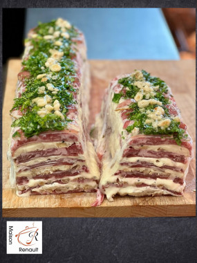 Millefeuille de porc au brie truffé, noisettes torréfiées